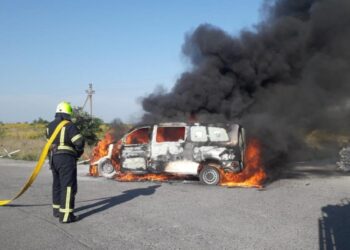 Поблизу Рівного на трасі Київ-Чоп горів автомобіль (ФОТО)