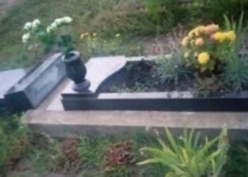 Понівечені пам`ятники та зірвані дахи з будинків: наслідки негоди в селі на Рівненщині (ФОТО)