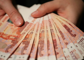 рубли в руках