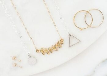 Шукаємо прикрасу за кольором шкіри: гайд для красунь