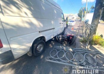 У центрі Рівного в автопригоді травмувався мотоцикліст (ФОТО)