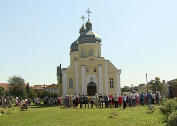 Віряни ПЦУ та УПЦ МП на Рівненщині не можуть поділити храм: чи вдасться вирішити релігійний конфлікт? (ВІДЕО)