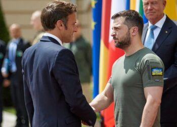 Зеленський обгоорив з Макроном ядерний тероризм РФ на ЗАЕС | Новини Політики