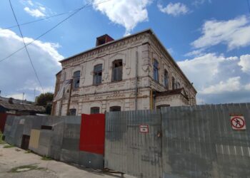 Зробили дах і на тому все: що робиться в музичній школі Рівного