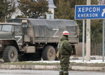 Росіяни терміново вивозять сім’ї з Херсона та бояться ходити по одному