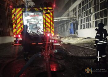 В результаті потрапляння ракети загорівся цех підприємства у Запоріжжі | Запорозька