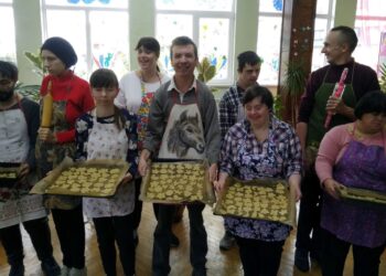 На Червоноградщині діти з інвалідністю готують медове печиво для військових – Новини Львова та області