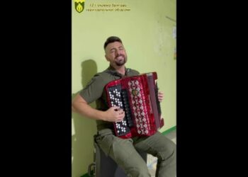 Боєць 121 бригади тероборони Кіровоградщини виконує ліричну пісню «Ніч яка місячна…»  (ВІДЕО)