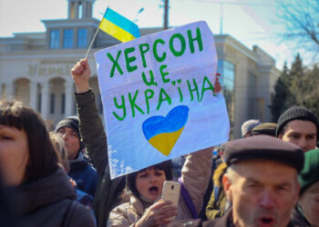 Херсонці бойкотують самопроголошену владу — зривають ворожі прапори і листівки