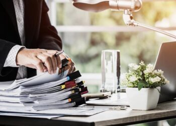 Які документи необхідно подати до податкового органу у разі зміни керівника та особи, відповідальної за ведення бухгалтерського обліку, нерезидента?