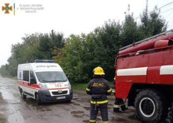 Кіровоградщина: У Світловодську у багнюці застряг автомобіль швидкої допомоги