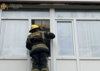 Кіровоградщина: В Олександрії десенесники пробрались до хворої жінки через балкон