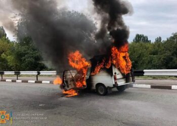 Ледь вискочив: у Нікополі автівка спалахнула на ходу (ФОТО) |   — новости Днепра