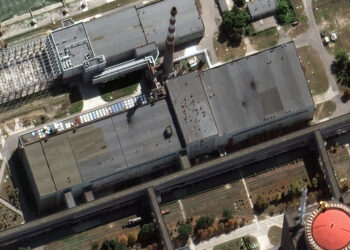 На даху ЗАЕС видни дірки від обстрілів окупантів