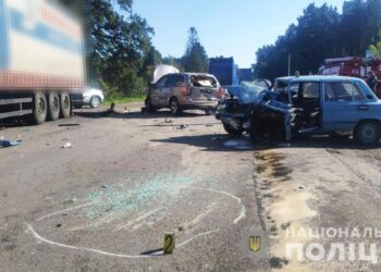 На Дубенщині поліцейські встановлюють обставини ДТП за участю трьох автомобілів