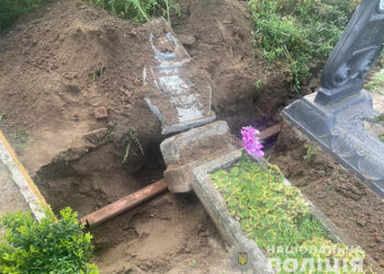 На павлоградському цвинтарі вандал зруйнував майже 20 пам’ятників |   — новости Днепра