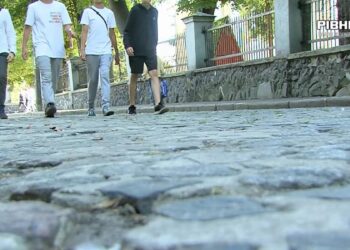 Рівняни хочуть заборонити проїзд біля музею у Рівному (ВІДЕО)