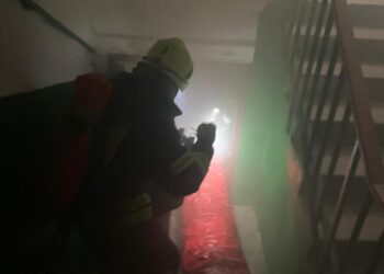 Рятувальники показали як гасили пожежу в квартирі на Бандери (ВІДЕО)