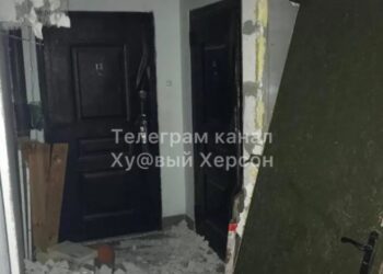 Перед втечею? Окупанти виламують двері херсонських квартир та виносять цінне майно (фото)