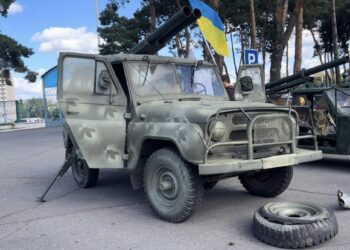 Шість позашляховиків для військових придбали у Вараській громаді (ФОТО)