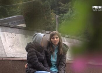 Суд у Рівному: чоловік побив колишню дружину біля дитсадка (ВІДЕО)