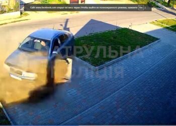 У Кропивницькому на вулиці Київській водій іномарки влетів у паркан (ВІДЕО)