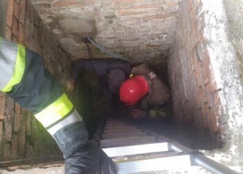 У Сарнах дістали чоловіка із колодязя