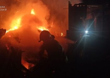 У селі Вівсяники на приватному подвір’ї спалахнув сінник з соломою