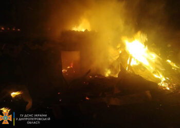 У Тернівці рятувальники ліквідували масштабну пожежу на території приватного домоволодіння |   — новости Днепра