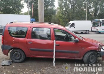 У Тернополі авто врізалось у бетонну опору: фото — Тернопільські новини