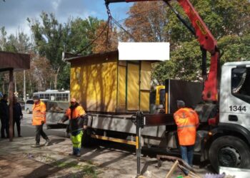 У Тернополі на просп. Злуки демонтовано дві тимчасових споруди