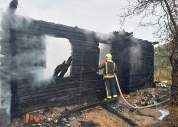 У Вараському районі ліквідували пожежу в житловому будинку