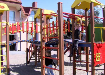 У Здовбицькому будинку сімейного типу «Батьківський затишок» відкрили дитячий майданчик (ВІДЕО)