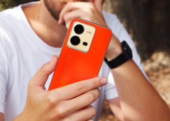 vivo X80 Lite 5G – Dimensity 900, Android 12, камера с OIS и крышка-хамелеон за $440