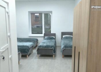 «Жили у підвалі під снарядами!» — На Рівненщині відкрили шелтер для осіб, які зазнали насильства (ВІДЕО)