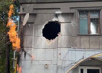 Дірка в будинку і уламки ракети біля школи: Фото з місць ранкових прильотів