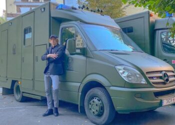 Гуморист з Чорноморська зібрав майже три мільйони на спецтранспорт для військових — Новини Одеської області