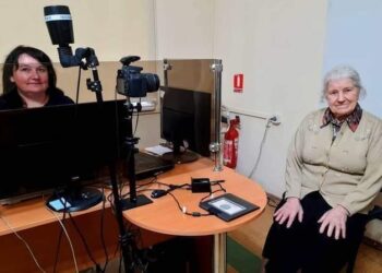 Хто вона – найстарша власниця закордонного паспорта