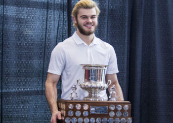 Старт НХЛ. В центре внимания — Алекс Дебринкэт