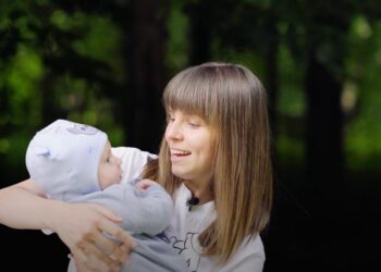 «Я не дозволю вкрасти їм своє материнство»: Ірина, яка народила в перший день війни, розповіла, як рятувала немовля