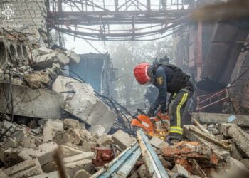 Як рятувальники діставали жінку з-під завалів у Миколаєві (ВІДЕО)