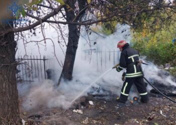 Кіровоградщина: У Новоархангельську зайнявся двоповерховий будинок