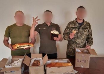 Команда переселенок у Дубні готують та відправляють смаколики військовим на південь України