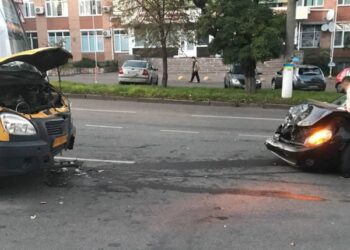 Кропивницький: Біля ДОСААФу сталася аварія (ФОТО)