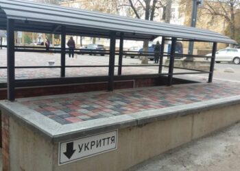 Кропивницький: Громадян зацікавило нове укриття у центрі міста (ФОТО)