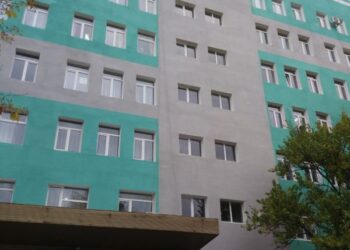 Кропивницький: Перша поліклініка змінила колір (ФОТО)