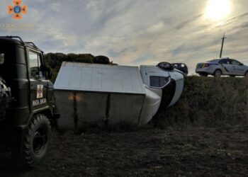 На Кіровоградщині дві автівки злетіли у кювет (ФОТО)