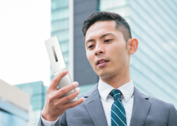 Очень странная новинка: Sharp выпустила защищенную кнопочную «раскладушку» с ОС Android и шагомером