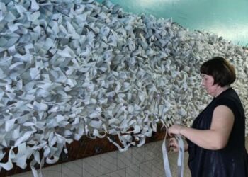 Понад 400 маскувальних сіток на передову: жителі Вараської громади продовжують допомагати ЗСУ