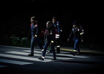 Правоохоронці нагадують пішоходам, як залишатись помітними для водіїв у темний час доби